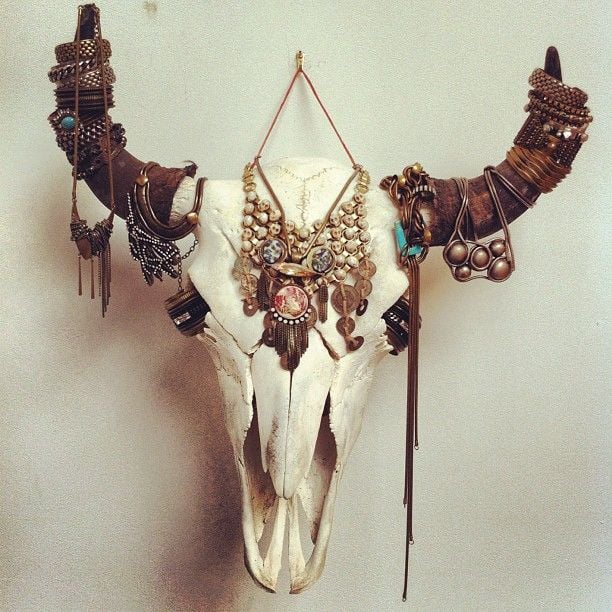 Displaying jewelry on a skull